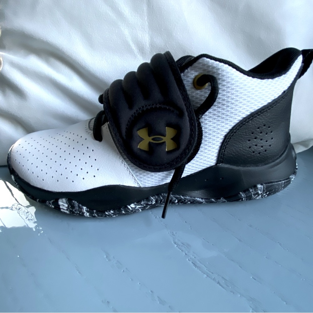Under Armour Zone BB youth basketball shoes
